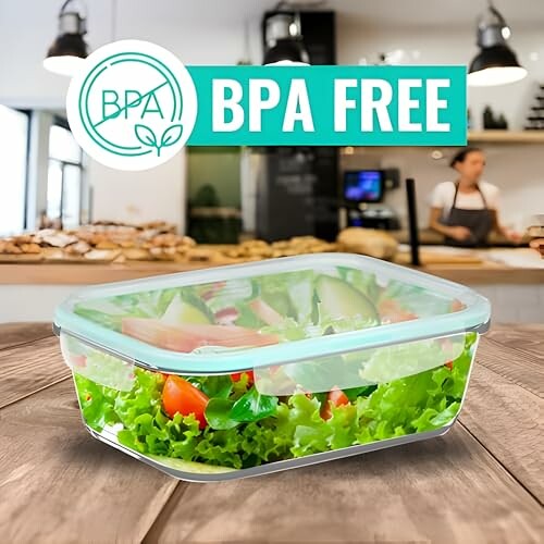 Conteneur à salade sans BPA sur une table dans un café.