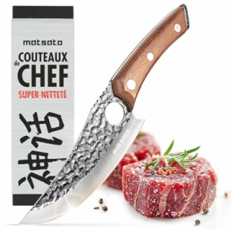 Couteau de chef avec viande crue