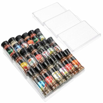 Organisateur empilable pour épices avec pots de différentes épices.